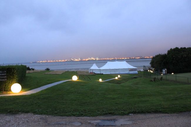 Chapiteau bambou loué devant le port du Havre a Honfleur pour une réception prestigieuse